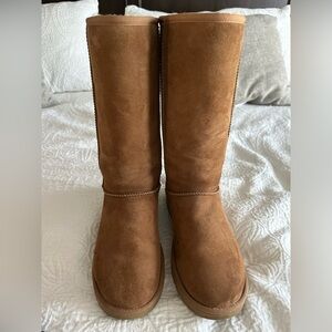 Women’s Ugg Classic Tall Boot, chestnut, size 9